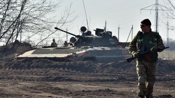 Солдат украинской армии у линии соприкосновения в Донбассе