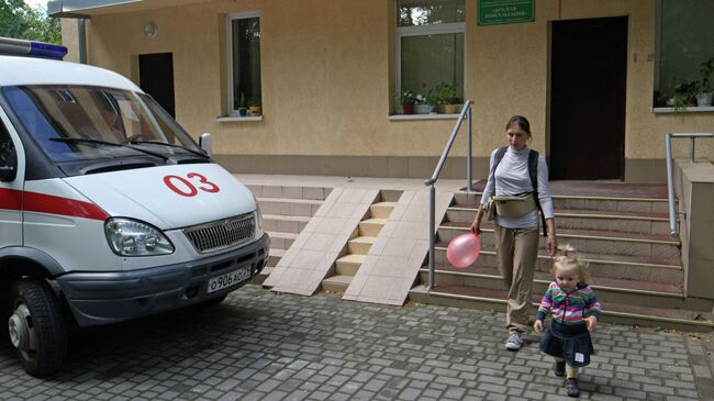 У входа в поликлинику, открытой после капитального ремонта