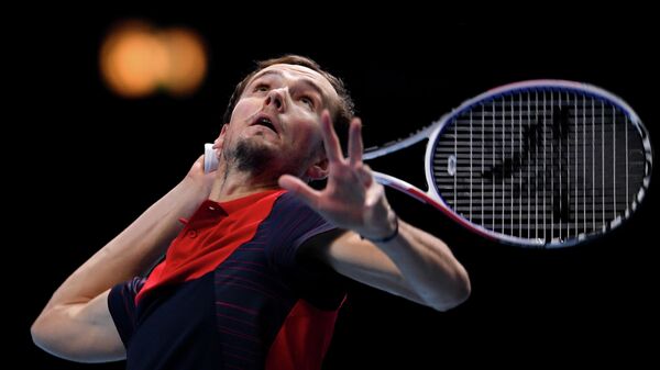 Даниил Медведев (Россия) в матче одиночного разряда против Александра Зверева (Германия) на итоговом турнире Ассоциации теннисистов-профессионалов (АТР) в Лондоне.