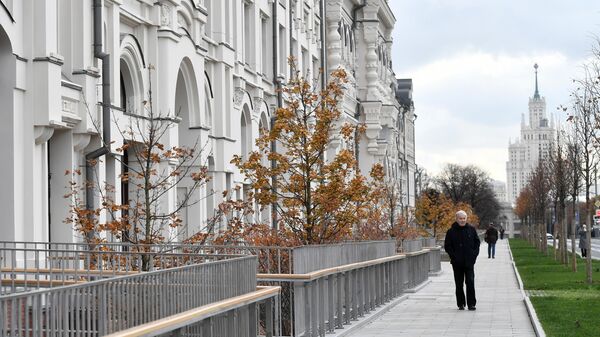Мужчина идет по улице Новая площадь мимо здания Политехнического музея в Москве