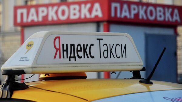 Световой короб на крыше автомобиля службы Яндекс Такси