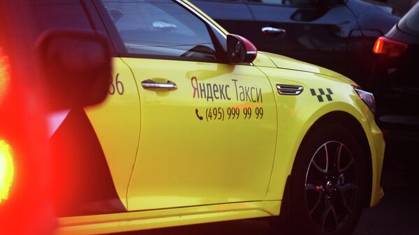 Автомобиль службы Яндекс Такси