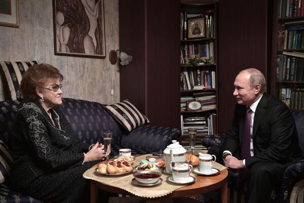 Президент РФ Владимир Путин и президент Санкт-Петербургского государственного университета Людмила Вербицкая во время встречи