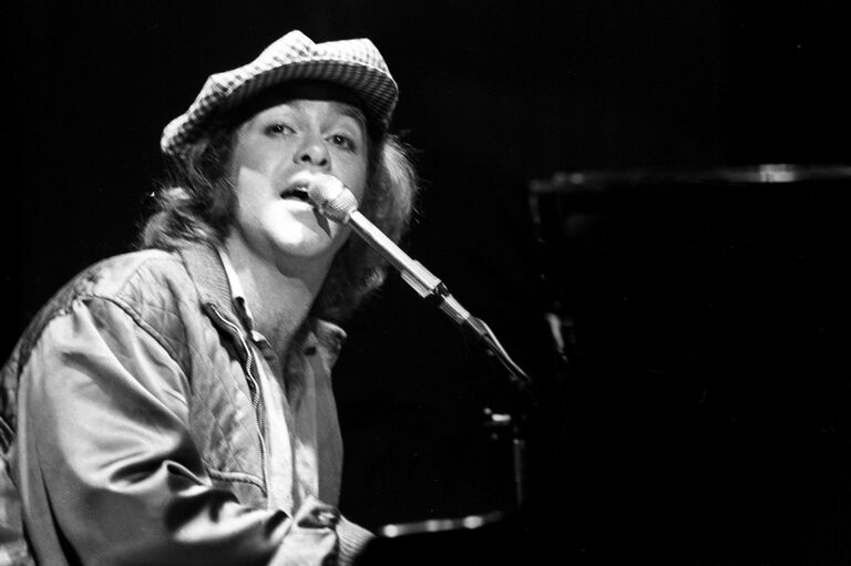 Английский рок-певец, композитор, пианист Элтон Джон на гастролях в Москве. 1979 год Английский рок-певец, композитор, пианист Элтон Джон на гастролях в Москве. 1979 год