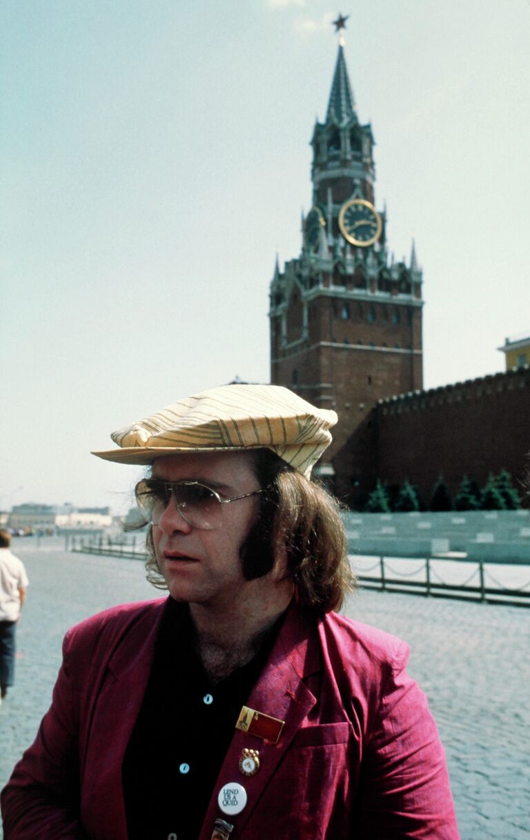 Английский рок-певец, композитор, пианист Элтон Джон на Красной площади в Москве. 1979 год Английский рок-певец, композитор, пианист Элтон Джон на Красной площади в Москве. 1979 год