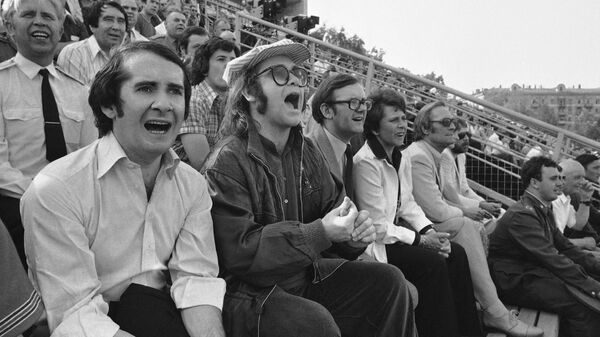 Английский рок-певец, композитор, пианист Элтон Джон на футбольном матче в Москве. 1979 год