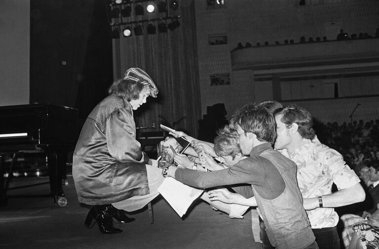 Английский рок-певец, композитор, пианист Элтон Джон раздает автографы после концерта в Москве. 1979 год Английский рок-певец, композитор, пианист Элтон Джон раздает автографы после концерта в Москве. 1979 год