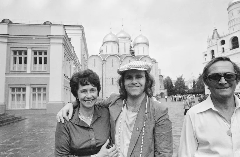 Английский рок-певец, композитор, пианист Элтон Джон со своей матерью на территории Московского Кремля. 1979 год Английский рок-певец, композитор, пианист Элтон Джон со своей матерью на территории Московского Кремля. 1979 год