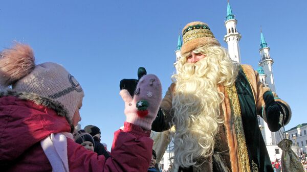 Кыш Бабай общается с детьми на параде возле мечети Кул-Шариф во время празднования 10-летия резиденции татарского волшебника Кыш Бабая и его дочки Кар Кызы в Казани