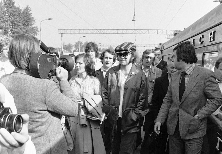 Встреча английского рок-певца, композитора, пианиста Элтона Джона на вокзале в Москве. 1979 год Встреча английского рок-певца, композитора, пианиста Элтона Джона на вокзале в Москве. 1979 год