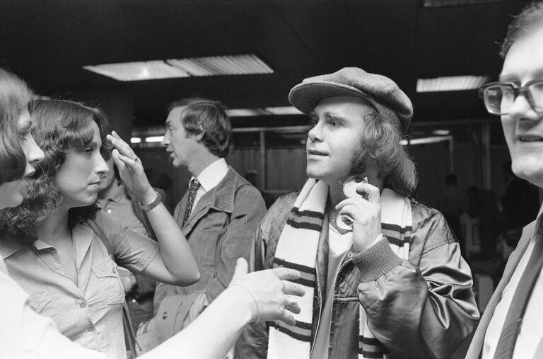 Английский рок-певец, композитор, пианист Элтон Джон в Московском аэропорту Шереметьево. 1979 год Английский рок-певец, композитор, пианист Элтон Джон в Московском аэропорту Шереметьево. 1979 год