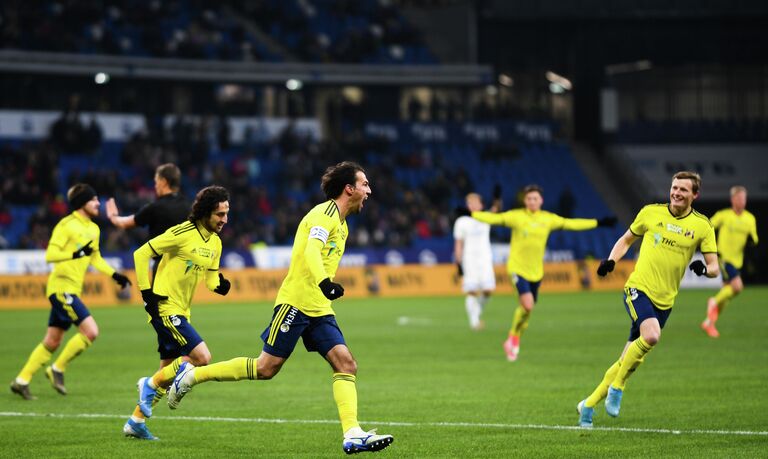 Игроки Ростова АХорен Байрамян, Ивелин Попов и Евгений Чернов (слева направо) радуются забитому голу в матче 17-го тура чемпионата России по футболу среди клубов Премьер-лиги между ФК Динамо (Москва) и ФК Ростов (Ростов-на-Дону).