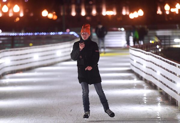 Отдыхающий на открытии катка Восход в Центральном парке культуры и отдыха имени Горького в Москве