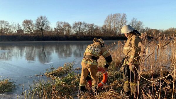 Сотрудники отделения пожарно-спасательной части спасают мужчину на реке Оке