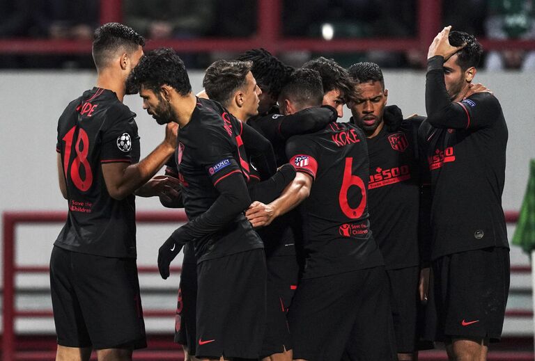 Игроки ФК Атлетико радуются забитому голу в матче 2-го тура группового этапа Лиги чемпионов между ФК Локомотив (Москва, Россия) и ФК Атлетико (Мадрид, Испания). Игроки ФК Атлетико радуются забитому голу в матче 2-го тура группового этапа Лиги чемпионов между ФК Локомотив (Москва, Россия) и ФК Атлетико (Мадрид, Испания).