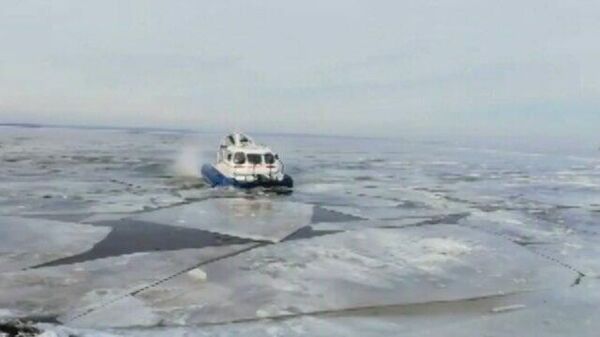 Сотрудники МЧС спасли рыбаков, оказавшихся в ледяной ловушке