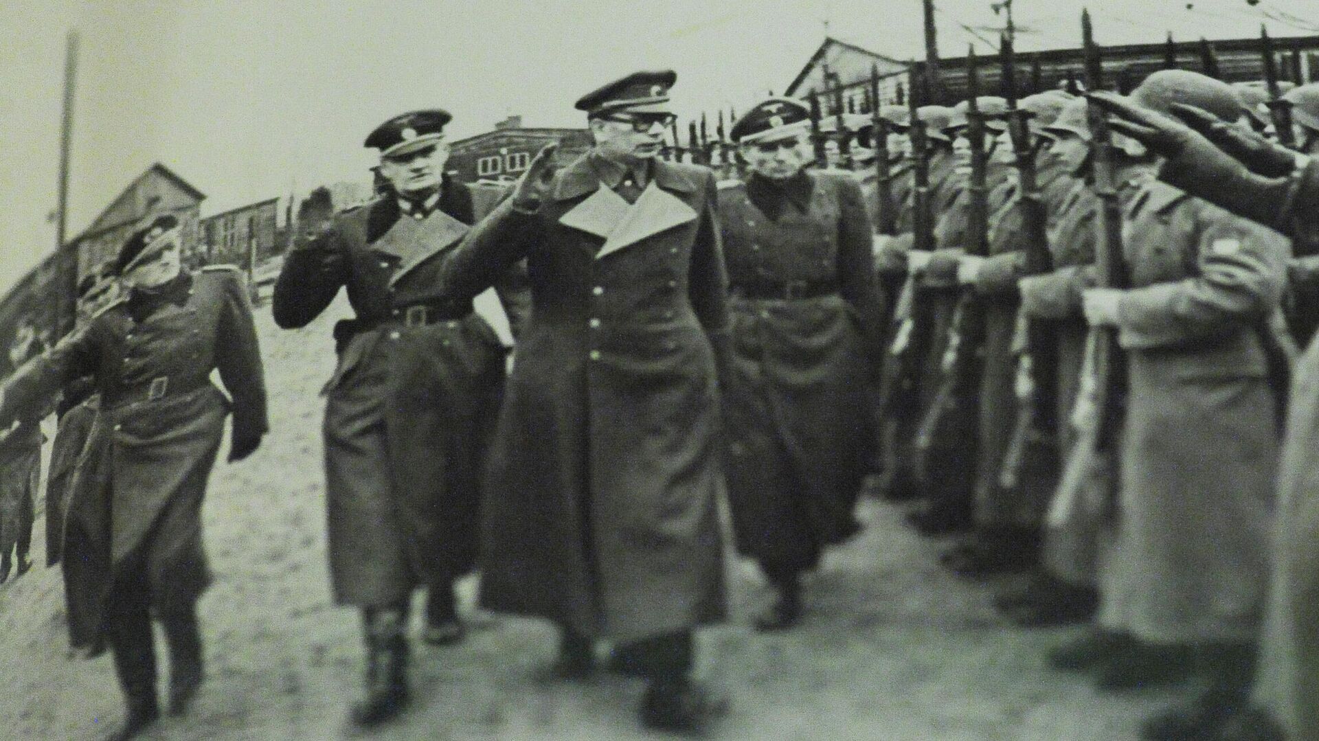 Генерал Андрей Власов вместе с немецкими офицерами принимает парад частей РОА - РИА Новости, 1920, 24.12.2020