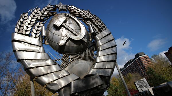 Герб СССР в парке искусств Музеон в Москве