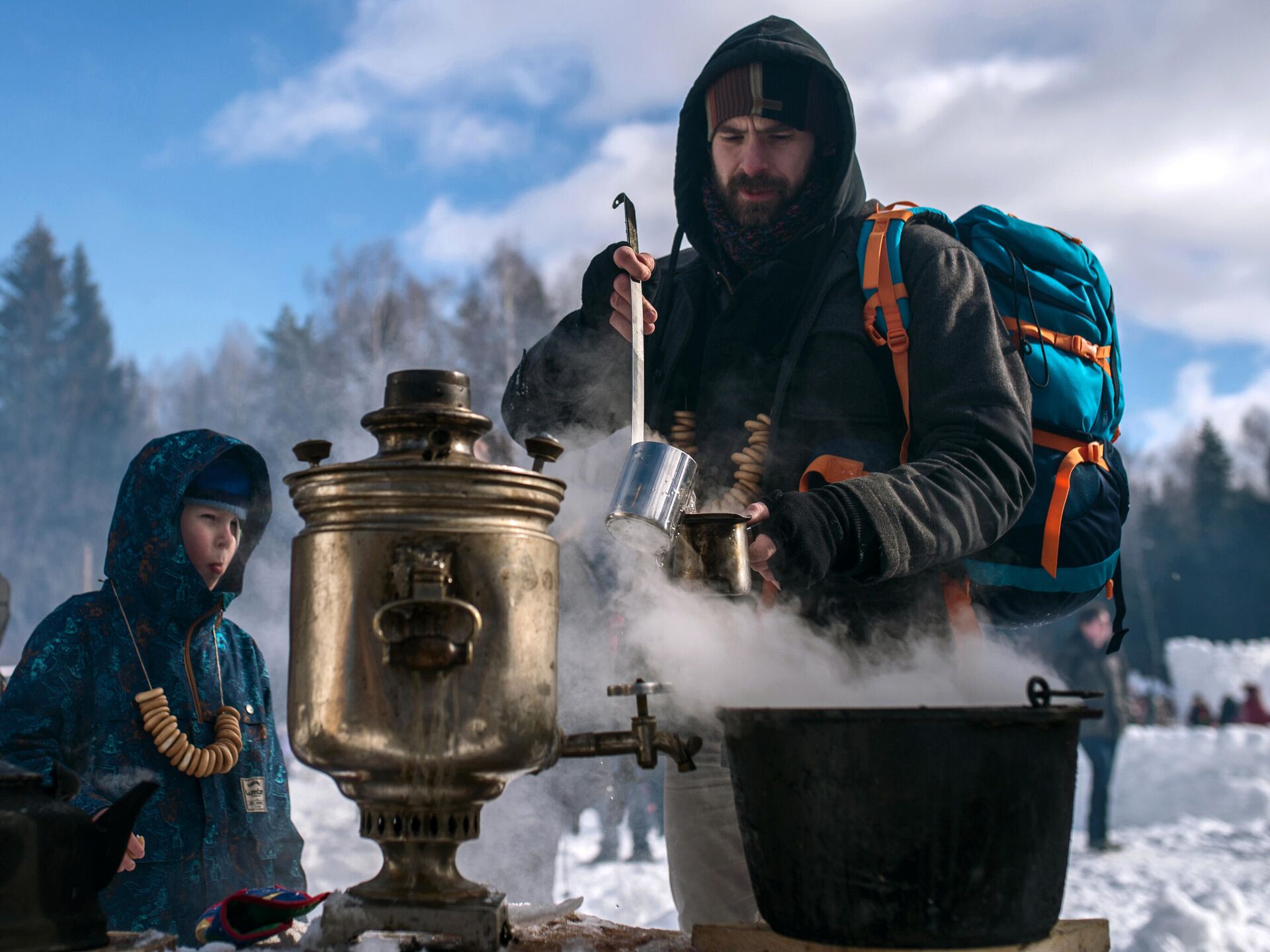 Мужчина наливает горячий чай во время массовых гуляний - РИА Новости, 1920, 12.01.2022