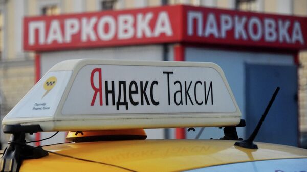Световой короб на крыше автомобиля службы Яндекс Такси