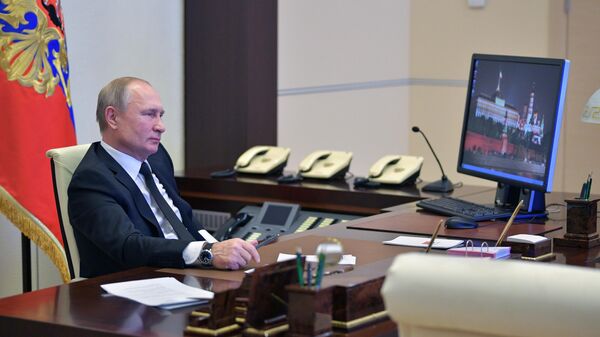 Президент РФ Владимир Путин принимает участие в режиме телемоста во Всероссийском открытом уроке Школа завтрашнего дня