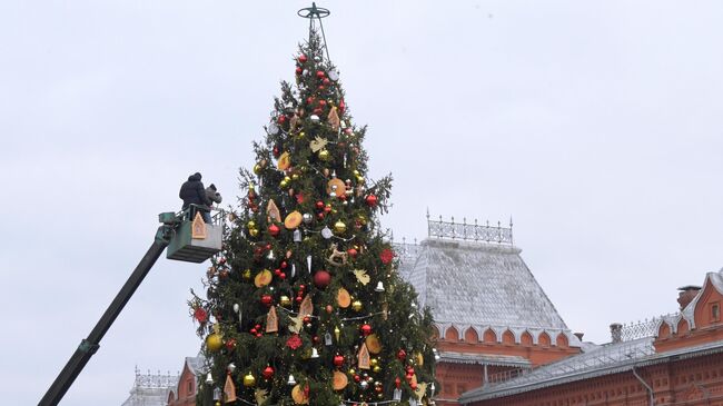 Украшение новогодней елки на Манежной площади