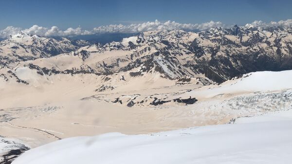 Ледники Эльбруса, покрытые песчаной пылью