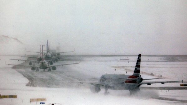 Снегопад в аэропорту Денвера в США