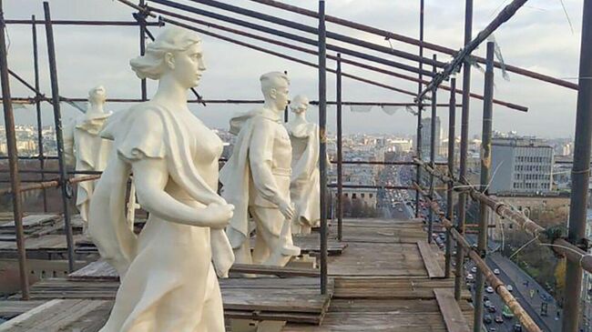 Скульптуры на доме 37 по Ленинскому проспекту в Москве