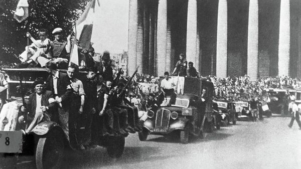 Колонна машин на улицах освобожденного Парижа в годы Второй Мировой войны
