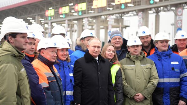 Президент РФ Владимир Путин фотографируется с рабочими на церемонии открытия скоростной платной трассы М-11 Москва - Санкт-Петербург 