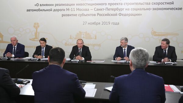 Президент РФ Владимир Путин на совещании по вопросу О влиянии реализации инвестиционного проекта строительства скоростной автомобильной дороги М-11 Москва - Санкт-Петербург