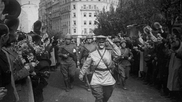 Жители освобожденного Белграда приветствуют советских солдат