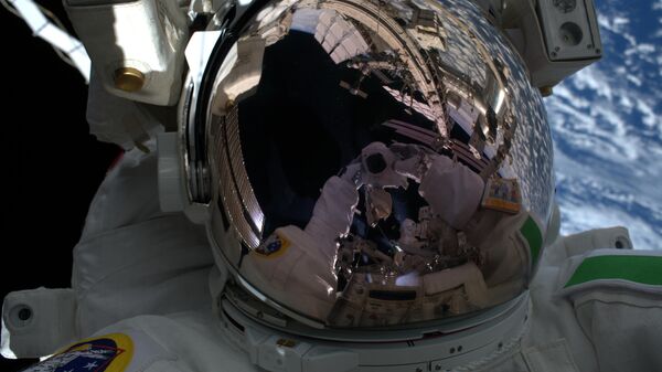  Астронавт Европейского космического агентства Лука Пармитано во время выхода в открытый космос