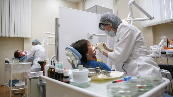 Пациенты на приеме у зубного врача в стоматологической поликлиники