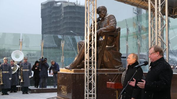 Президент РФ Владимир Путин на церемонии открытия памятника писателю и общественному деятелю Даниилу Гранину