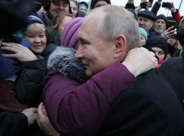 Президент РФ Владимир Путин во время общения с местными жителями после церемонии открытия памятника писателю и общественному деятелю Даниилу Гранину