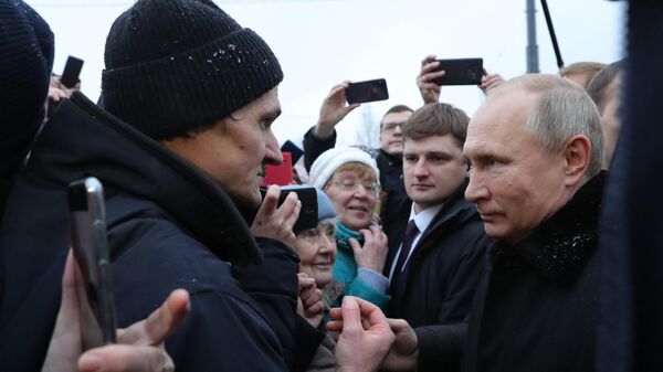 Президент РФ Владимир Путин во время общения с местными жителями после церемонии открытия памятника Даниилу Гранину