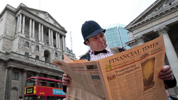 Мужчина читает газету напротив Банка Англии в Лондоне 