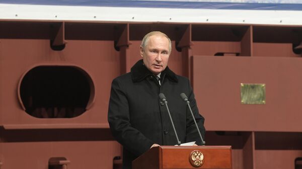 Президент РФ Владимир Путин выступает на церемонии закладки патрульного корабля ледового класса Николай Зубов на заводе Адмиралтейские верфи. 27 ноября 2019