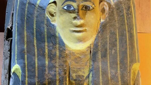 Саркофаг возрастом около 3,5 тысяч лет, обнаруженный французскими археологами в районе некрополя Эль-Ассасиф на юге Египта