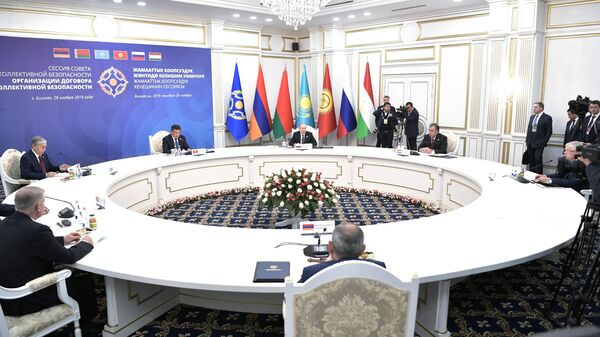 Президент РФ Владимир Путин на заседании Совета коллективной безопасности ОДКБ в узком составе в Киргизии
