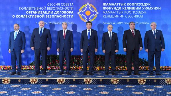 Президент РФ Владимир Путин на церемонии совместного фотографирования глав государств-членов ОДКБ в Бишкеке