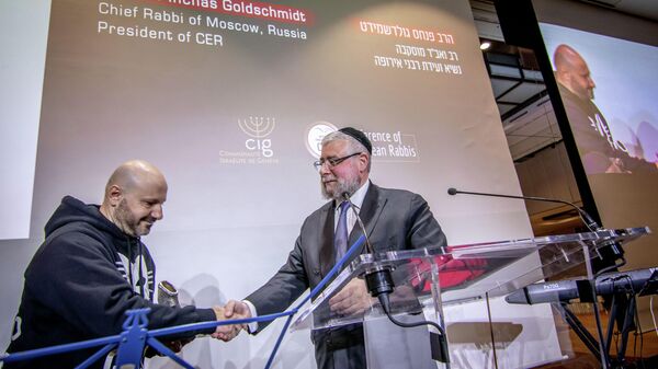 Глава Совета раввинов Европы Пинхас Гольдшмидт награждает ливанского бизнесмена Абдуллу Шатилью
