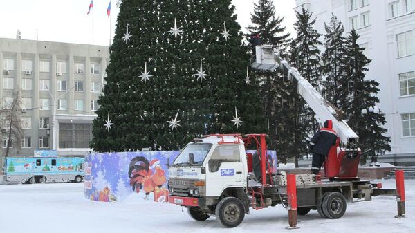 Установка елки на главной площади Кузбасса