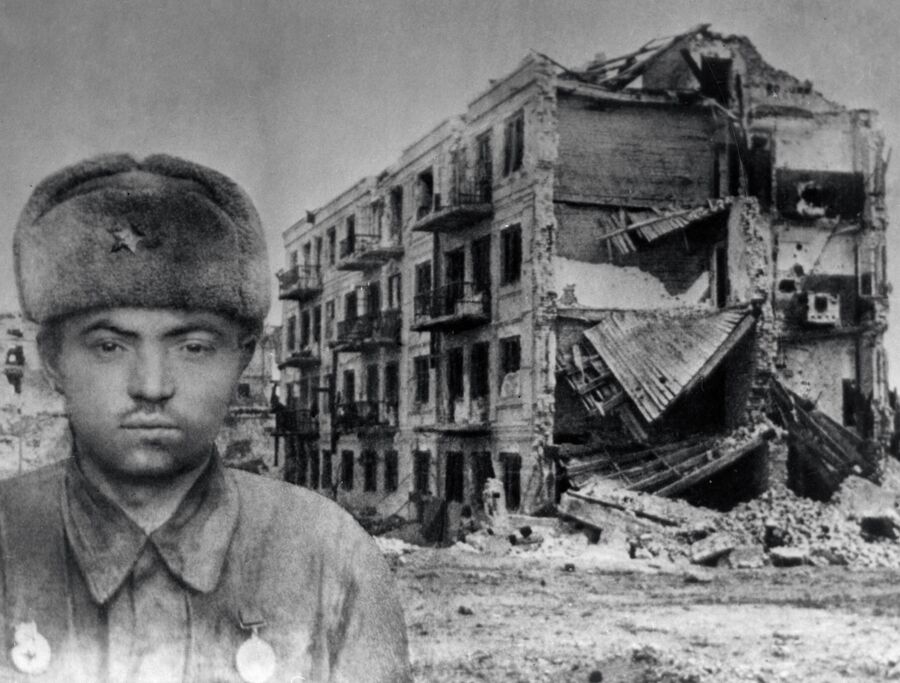 Герой Советского Союза сержант Яков Павлов на фоне разрушенного дома