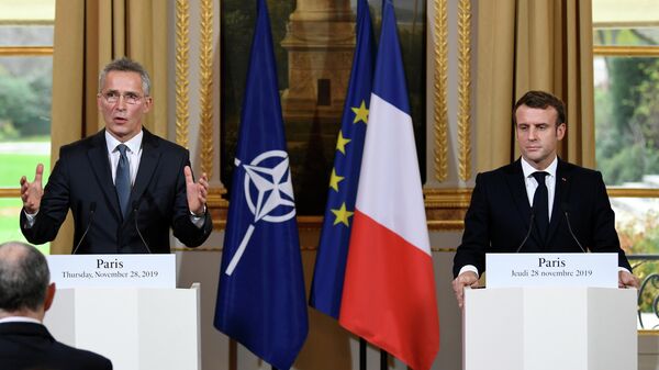 Президент Франции Эммануэль Макрон и генсек НАТО Йенс Столтенберг во время пресс-конференции в Париже. 28 ноября 2019