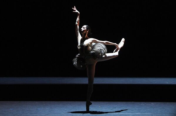 Ана Туразашвили в сцене из балета Как дыхание в рамках премьерного показа новой программы Светланы Захаровой Modanse на исторической сцене Большого театра
