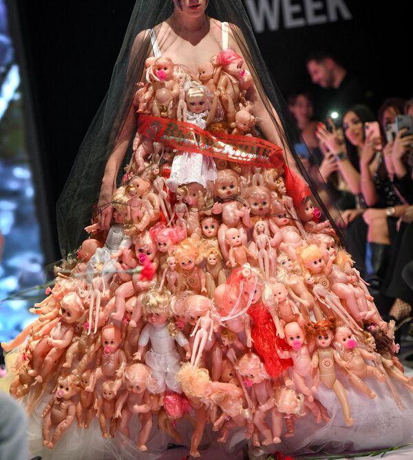 Модель дизайнера Scandar (Азербайджан) на показе юбилейного десятого сезона Недели моды Азербайджана Azerbaijan Fashion Week