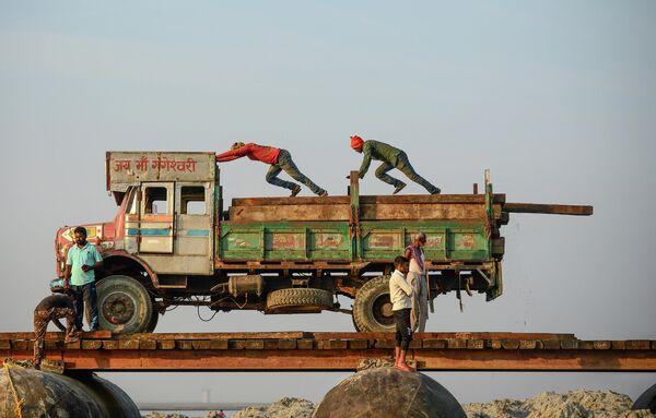 Строительство моста через реку Ганг для предстоящего индуистского фестиваля Магхела в Аллахабаде